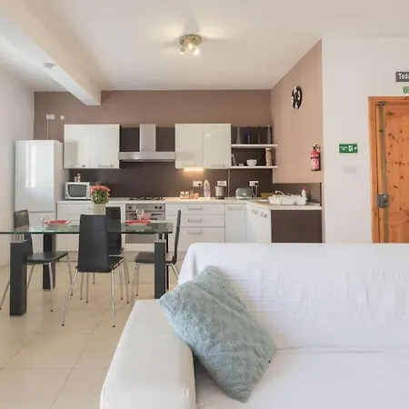 Smart Cosy - 10 Mins Walk From The Beach *