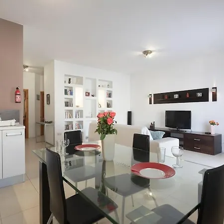 Smart Cosy - 10 Mins Walk From The Beach