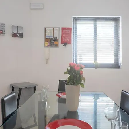 Apartment Smart Cosy - 10 Mins Walk From The Beach