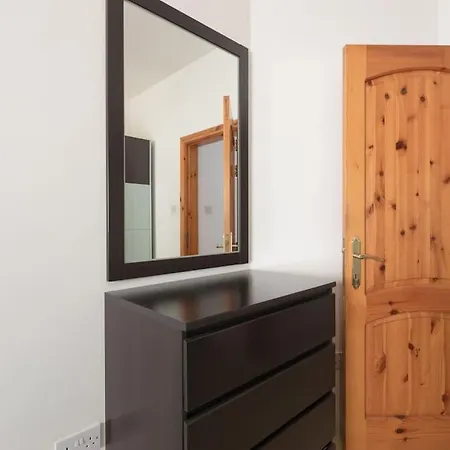 Smart Cosy - 10 Mins Walk From The Beach Apartment
