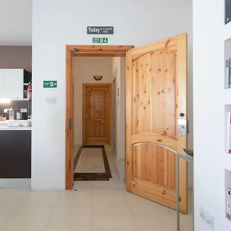 Apartment Smart Cosy - 10 Mins Walk From The Beach